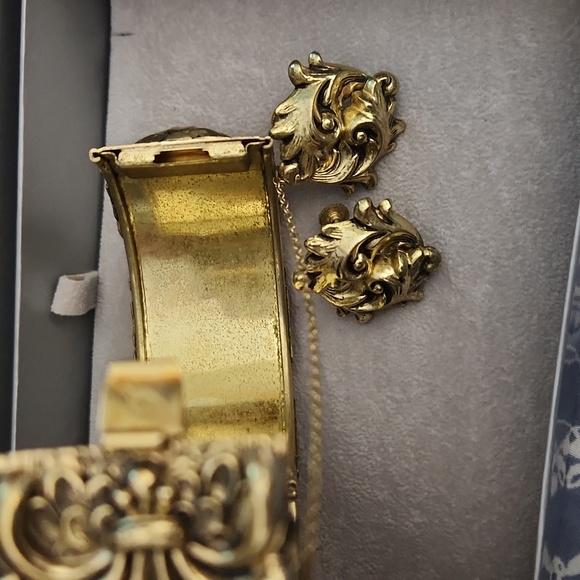 WHITING & DAVIS Bracelet and matching clip on screw bk earrings - Picture 11 of 12